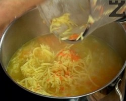 Посолява се и оставя да заври. Картофите се настъргват на ренде и слагат в тенджерата. От капак на на бавен огън се варят около 25 минути. 