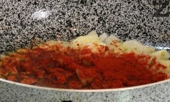 Лукът се нарязва на дребно. В дълбок съд се загрява свинска мас и лукът се пържи на умерен огън за минута. Поръсва се с червен пипер, разбърква се и отегля от котлона.