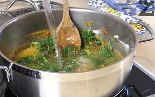 Налива се 1/2 л. гореща вода посолява се и ястието се задушава за 10-15 минути под капак на слаб огън. 