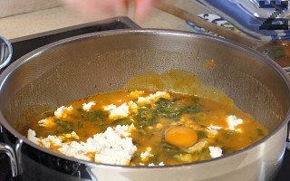 Когато копривата е готова, се добавя натрошено сирене. 