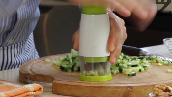 Чесънът се счуква на ситно и добавя в купата с краставицата. 