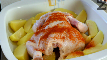  Pela las papas y córtalas en cuartos. Colócalas en una bandeja engrasada y sazona con 1 cucharadita de sal. Remueve. 
