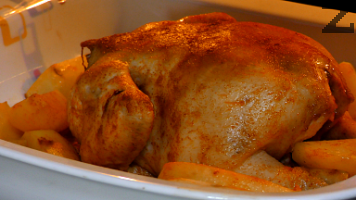  Coloca el pollo encima, con la espalda hacia arriba. Hornea en un horno precalentado a 180 °C durante 20 minutos. 